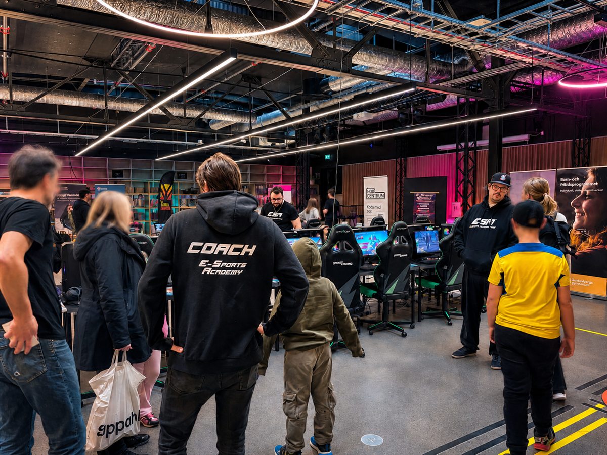 Besökare och ledare vid gamingstationer under ett Game Days-event