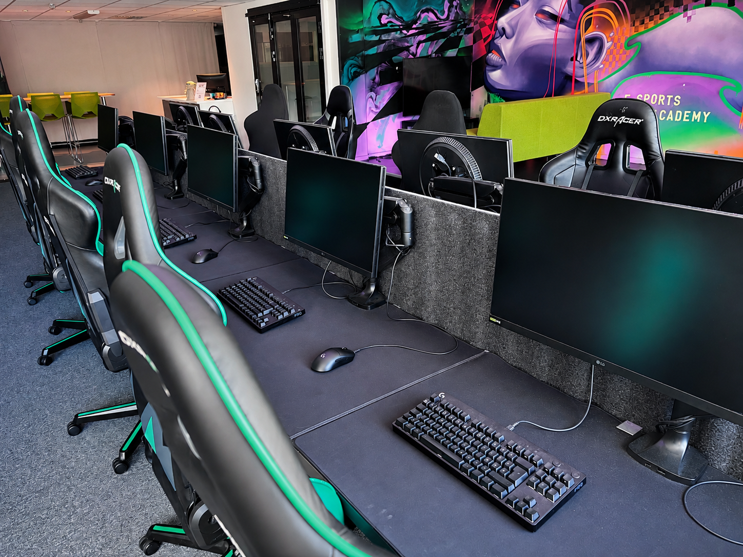 Gamingstationer uppbyggda i en Game Days-miljö