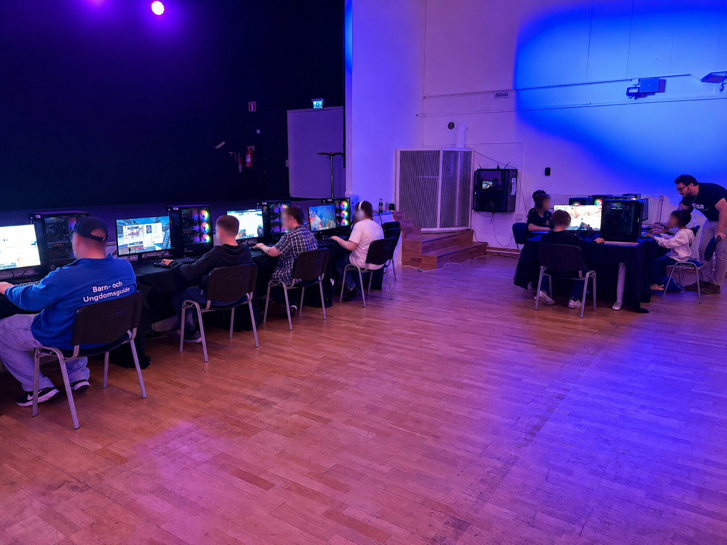 Besökare som spelar vid datorstationer under Västerås Game Days